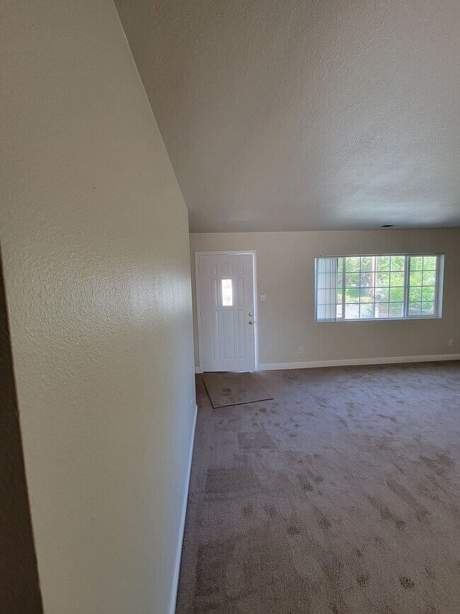 Building Photo - 158 Hall Ln