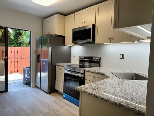 Building Photo - 10152 SW 77th Ct