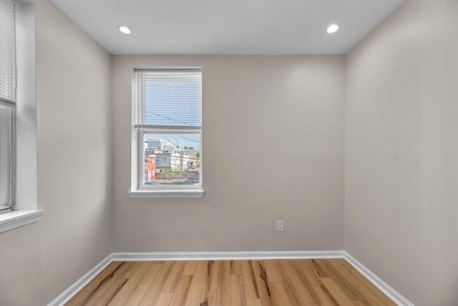 Building Photo - 2042 E Fayette St