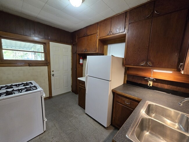Building Photo - 307 Riehl St
