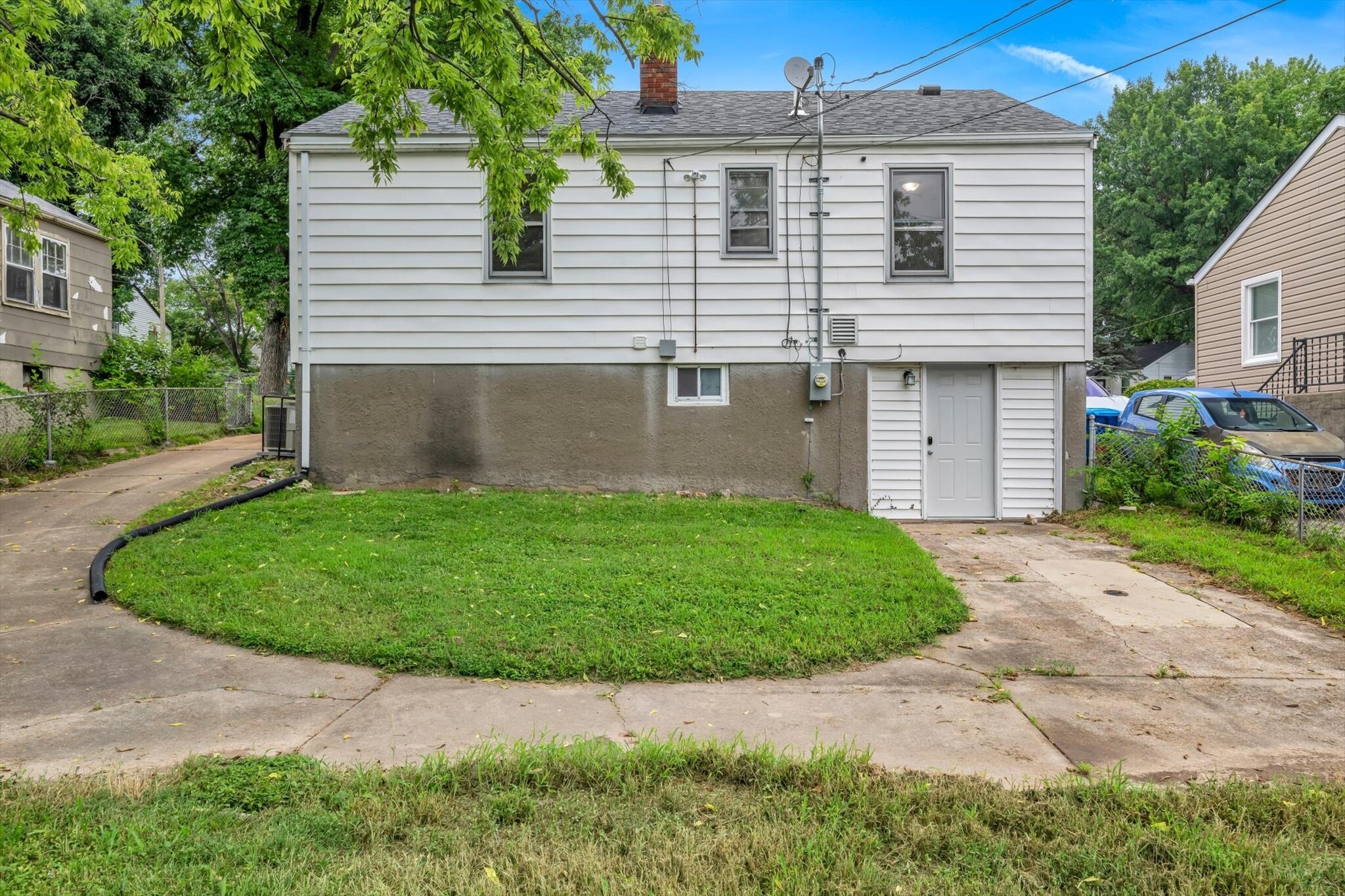 Building Photo - 7120 Roslyn Dr