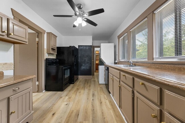 Building Photo - 2 Bed, 2 Bath Home – Prime Location Near F...