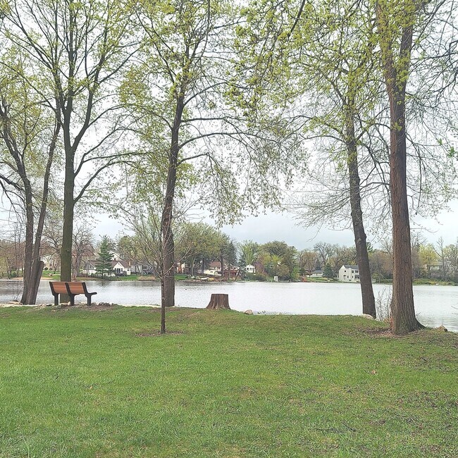 Building Photo - 617 Yale Ln