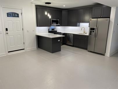 Building Photo - "Chic Urban Living: Cozy 1-Bedroom Gem in the Heart of Chicago's Vibrant Hoyne Avenue!"