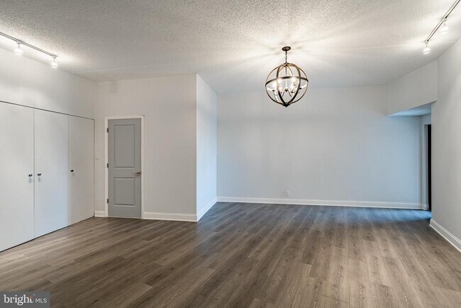 Building Photo - 21510 Valley Forge Cir