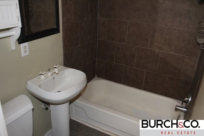 Building Photo - 2 Bedroom/ 1Bath Available