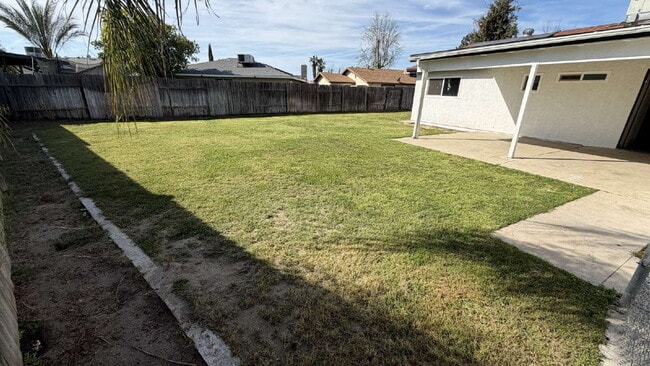 Building Photo - Beautiful Single-Story Home with Fireplace & Huge Backyard