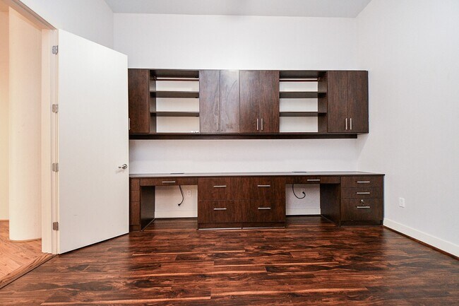 Building Photo - 5005 Hidalgo St