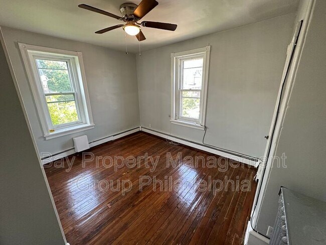 Building Photo - 435 E Walnut Ln