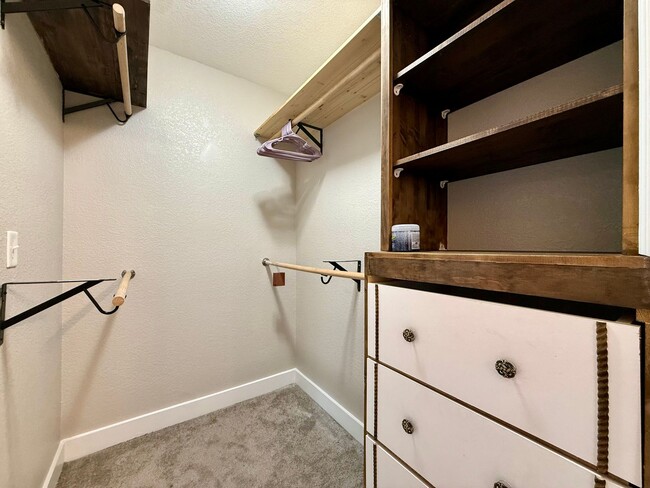 Building Photo - Charming 4-Bedroom Home with Modern Updates, Large Yard & Garage – Pet Friendly!