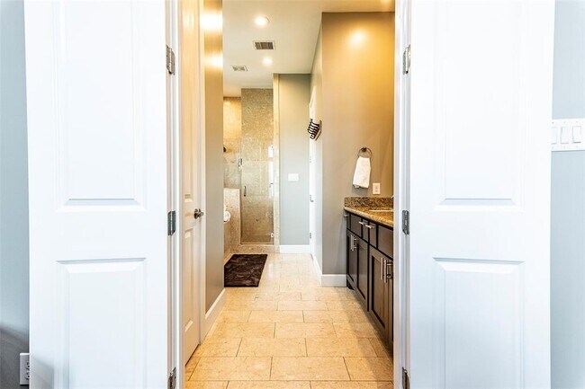 Building Photo - 2510 Chenevert St