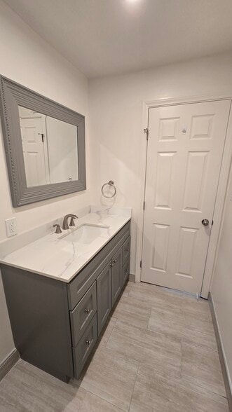 Hallway bath - 1203 Cobb St