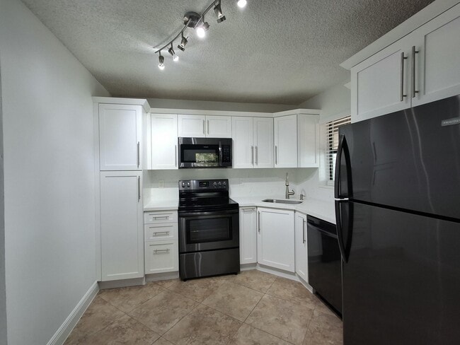 Building Photo - 4017 Carambola Cir N