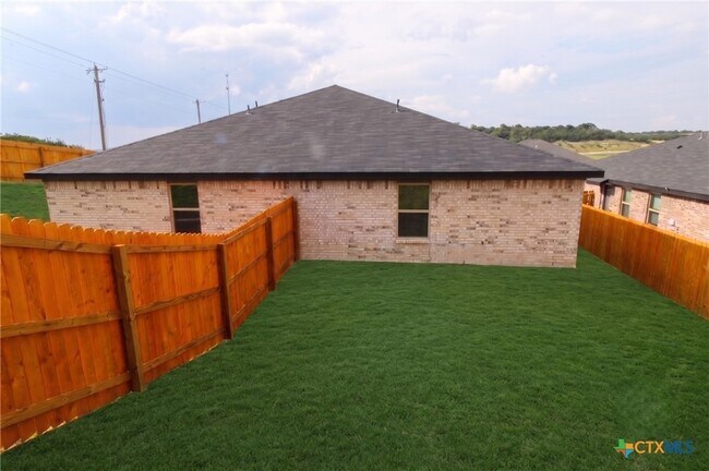 Building Photo - 102 Lost Trl