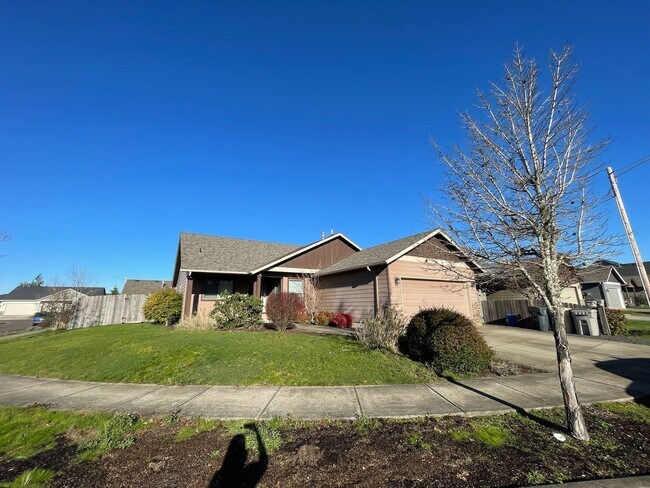 Building Photo - Dont miss out on this charming four bedroom home!