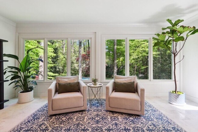 Building Photo - 1007 Somerset Dr NW