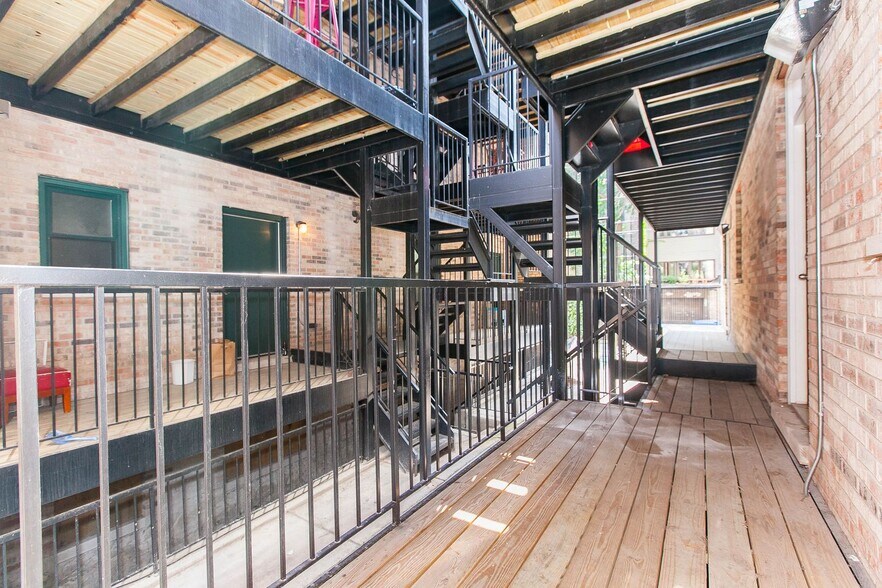 Building Photo - 849 W Cornelia Ave