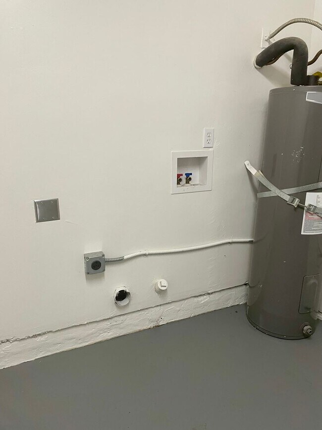 Building Photo - LARKSPUR 2431-2433