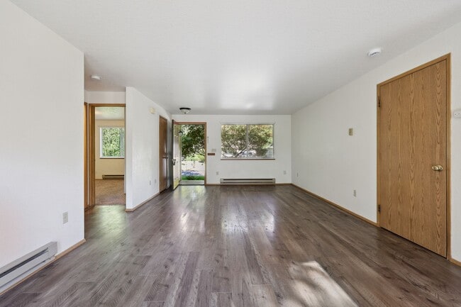 Building Photo - Move in ready now! West side cutie! 2 bed,...