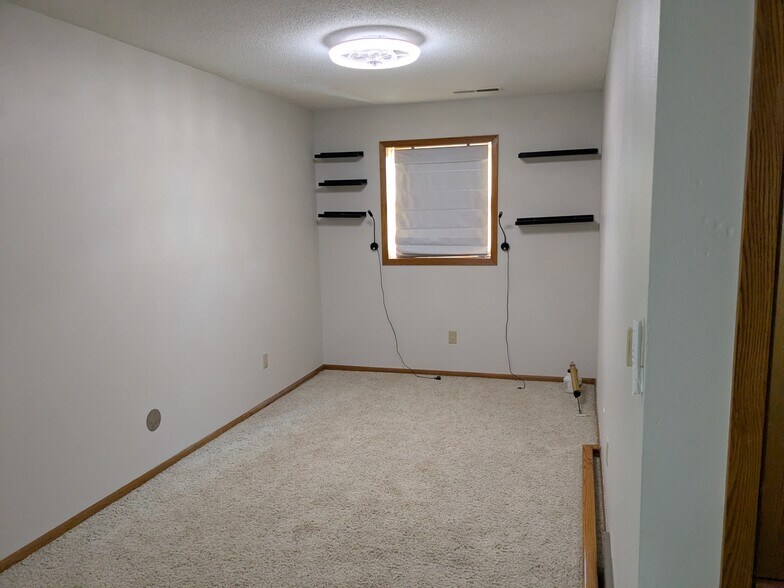 Building Photo - 2047 S Ridge Dr