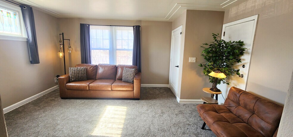 Comfy leather sofa, big windows, and warm natural light - 822 E 4th St