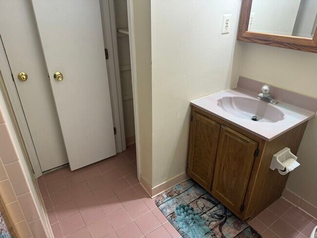 Building Photo - Beautiful 5 BR/3 BA Single-Family Home wit...