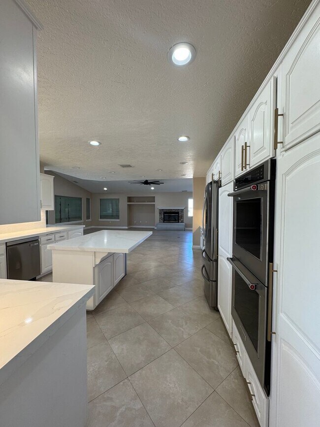 Building Photo - Luxury Skyline Ranch Home with Pool & Stunning Views