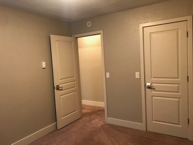 Building Photo - 5301 W Alexis Rd