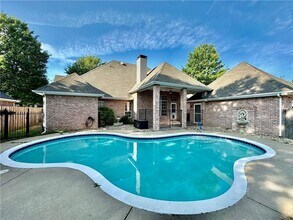 Building Photo - Prime Location 4 Bedroom 3 1/2 bath 2 garages!