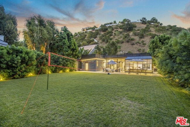 Building Photo - 1833 Franklin Canyon Dr