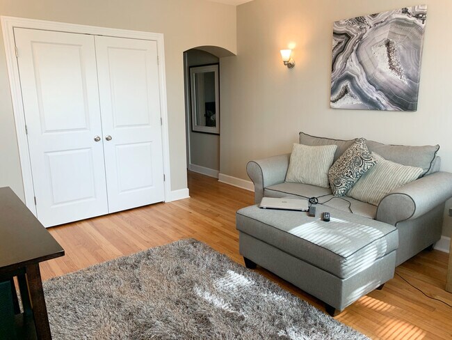 Building Photo - 1921 Grove Ave