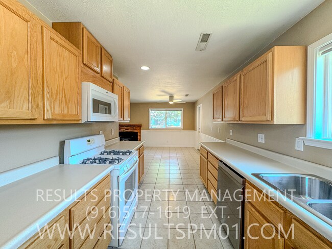 Building Photo - Charming Roseville Corner-Lot Home with RV...