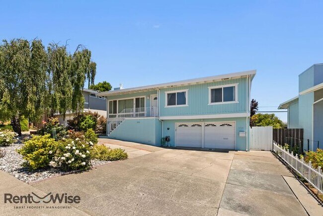 Building Photo - 1120 Oakwood Dr