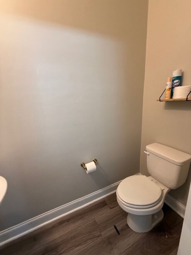 Building Photo - Quaint Neighborhood Living: Spacious 3 Bed...