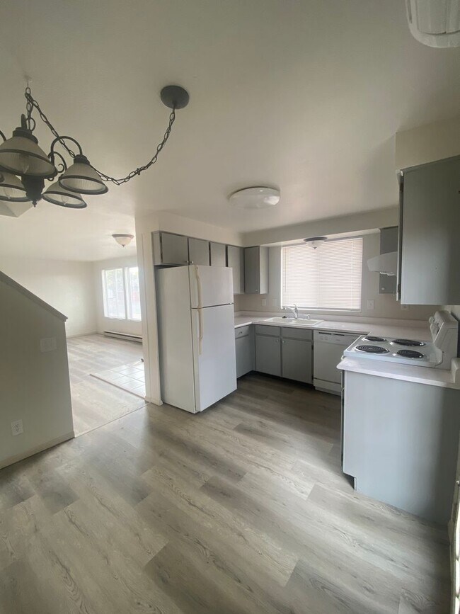 Building Photo - Coming Soon! Beautifully Remodeled 3-Bedroom Home with Fenced Yard & Covered Parking