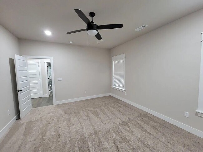 Building Photo - 4202 SW Plumley Ave
