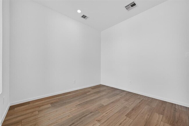 Building Photo - 32006 Medallion Oaks Trl