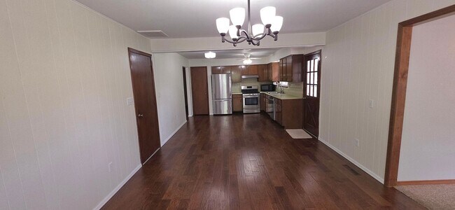 Building Photo - 3 Bedrooms! 2 Living areas! close to Mall! $1695