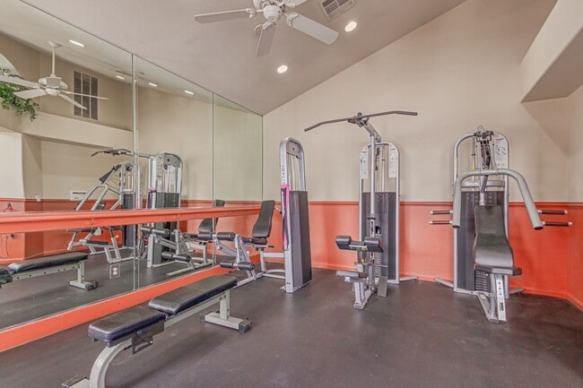 Building Photo - Beautiful 2 bedroom 2 bathroom first floor...