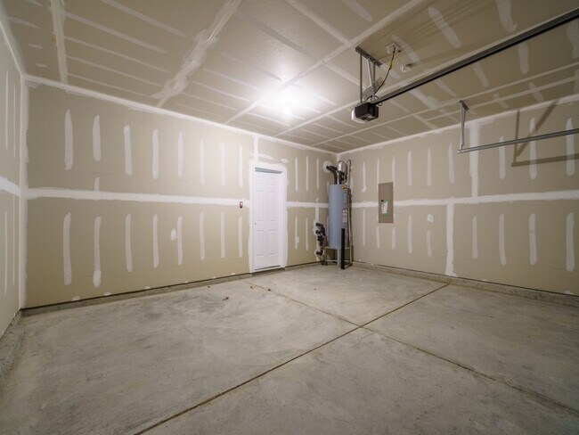 Building Photo - 1 Year Old New Home With 3 Bedroom 2.5 bat...