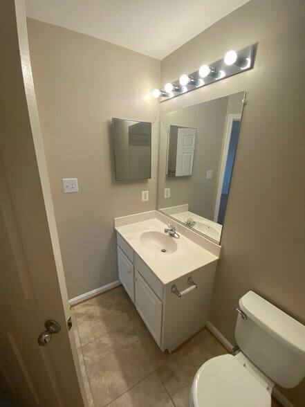 Building Photo - 5830 Shady Oak Ln