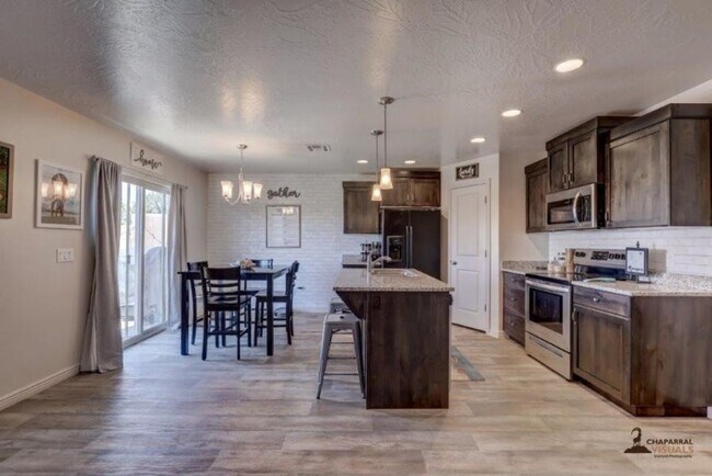 Building Photo - Pet Friendly: 3 Bedroom Fossil Hills Townhome With 2 Car Garage