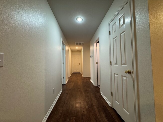 Building Photo - 1584 Willowbrook Dr