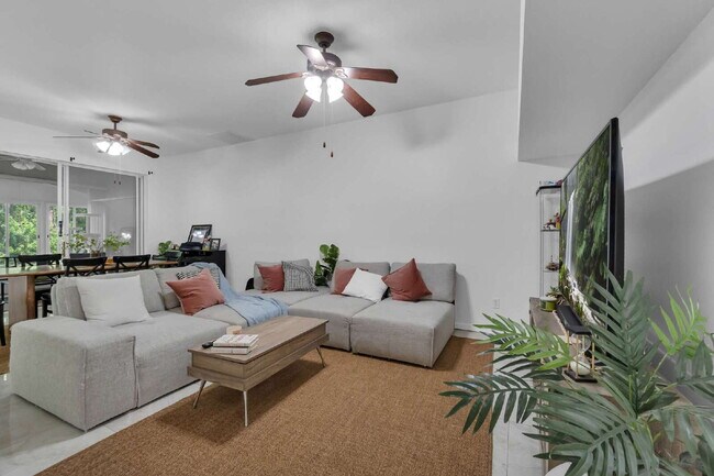 Building Photo - Spacious 3-Bedroom townhome in Kissimmee – Available Now!
