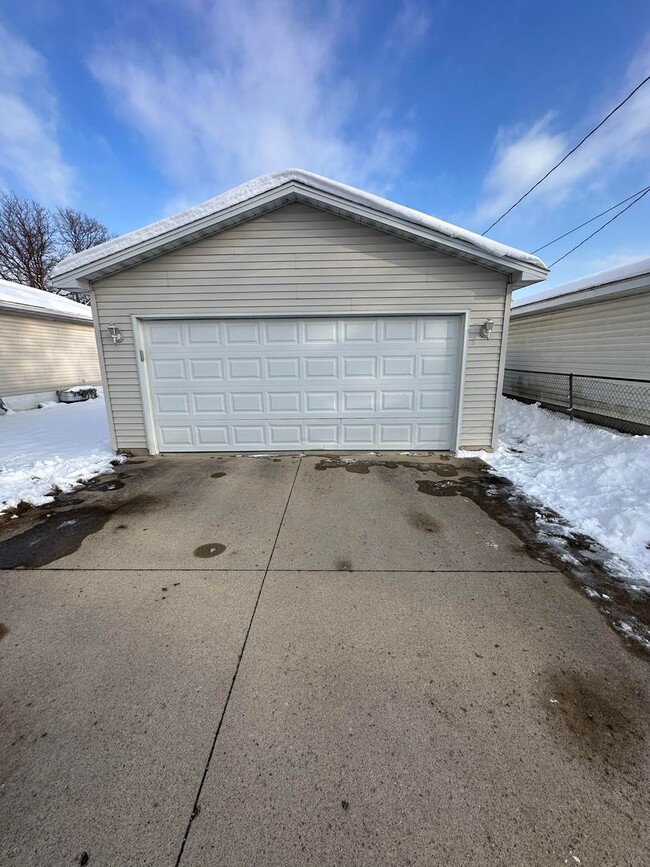Building Photo - 3 Bedroom Updated house!  Two Stall Garage