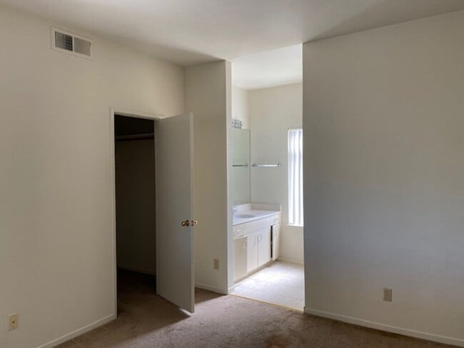 Building Photo - 15 Invincible Ct