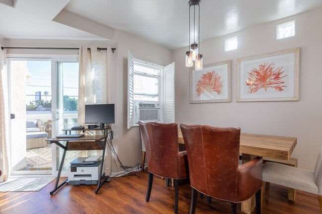 Building Photo - 2 Bed 2 Bath Condo (Avail. 12/1)