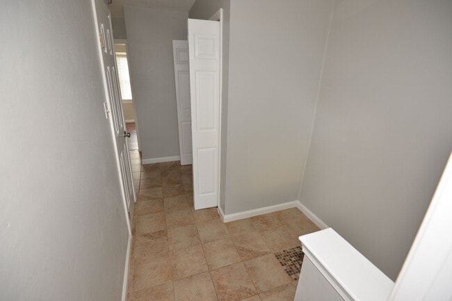 Building Photo - 3 Bedroom Townhome in Kempsville Lakes