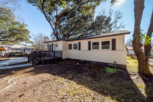 Building Photo - 1511 Larry St