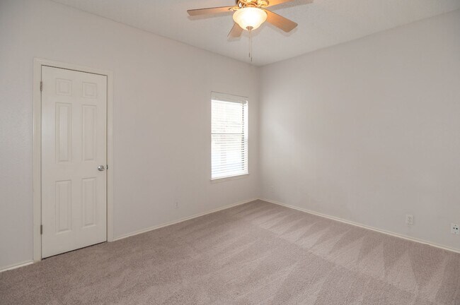 Building Photo - Second Floor, Corner Condo Unit - Move In Ready!